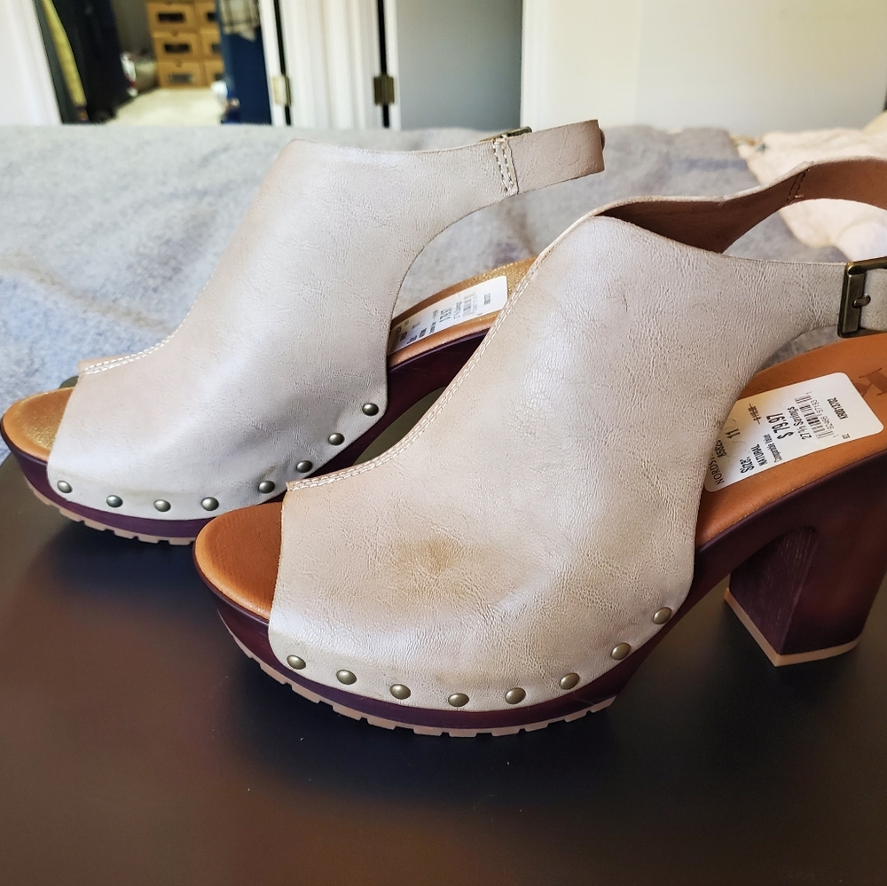 Korks sling back open toed shoes.